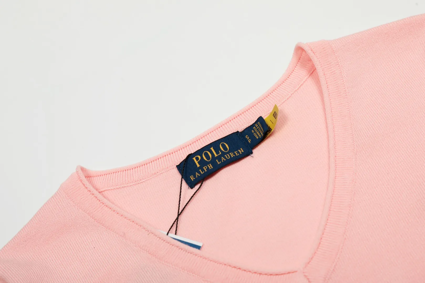 P146 💰 "Top quality" Style number: DS079# (not off the shelves all year round) [Ralph Lauren classic pony embroidered V-neck goddess style summer knitted short sleeves] ✅Ralph Lauren Ralph Lauren's popular and versatile women's V-neck ice silk needles ✅Main supply platform live broadcast Wholesale entity Replenish when out of stock Not off the shelves ✅ZP quality 1:1 version Scan the code to enter the GF website Z cabinet quality ✅Comfortable, soft and highly breathable Focusing on high-end, cost-effective and good quality, needless to say. ✅Restore the original version. Loose, comfortable and stress-free. ✅Wear for work and life. Suitable for various occasions. Must-have recommended model for goddesses. Size: S-XL. Color: Black, White, Gray, Navy Blue, Pink Mi Xing.